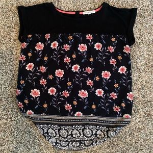 Cute rewind floral shirt!👚🌸